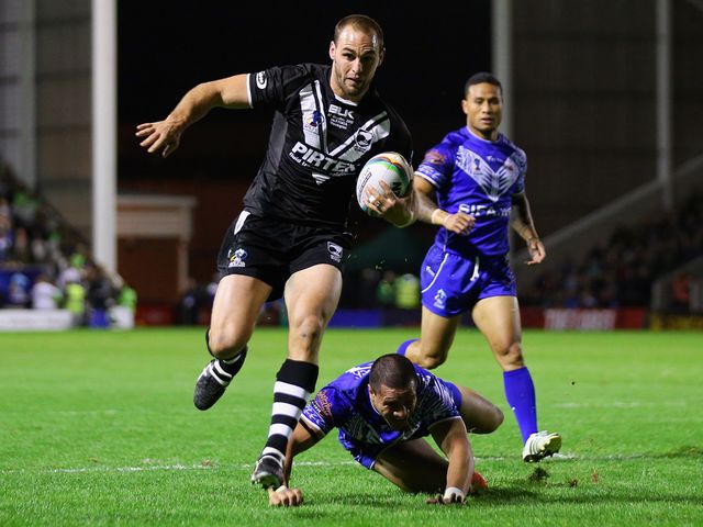 Simon Mannering bursts clear for a try