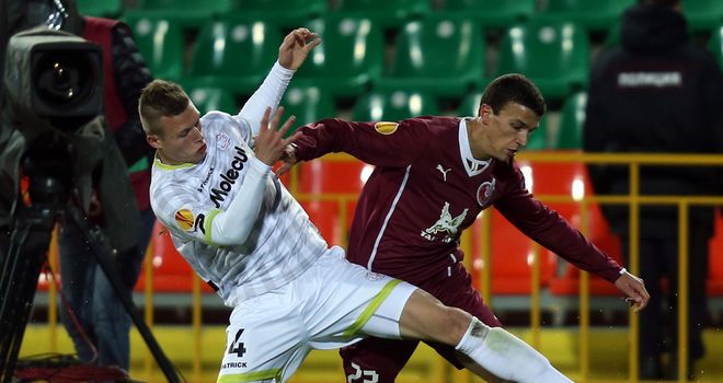 Jens Naessens: Tries to stop Roman Eremenko