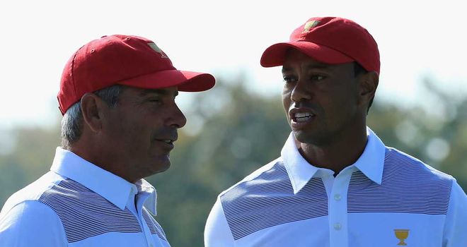 Fred Couples and Tiger Woods talk tactics during practice