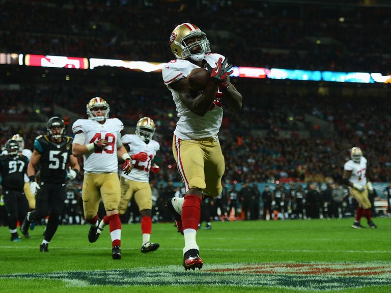 Vernon Davis hauls in a touchdown pass