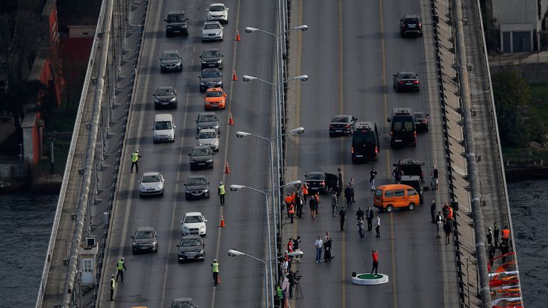 Tiger Woods generates excitement and huge tailbacks in Istanbul