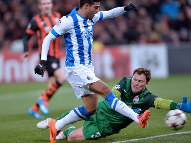Andriy Pyatov saves at the feet of Carlos Vela