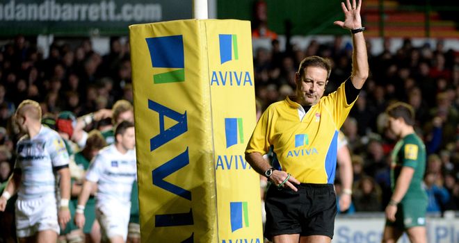 Referee Martin Fox awards Leicester a second penalty try