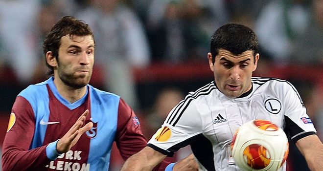 Mustafa Yumlu and Vladimer Dvalishvili battle for the ball