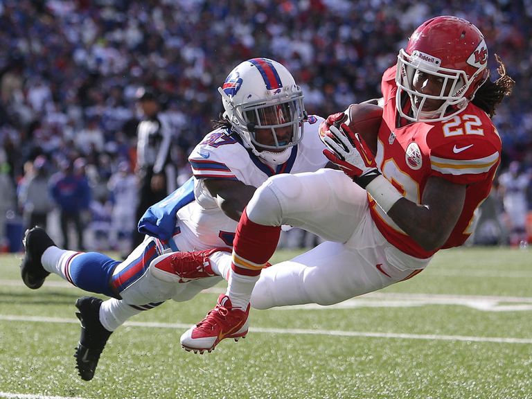 Kansas City's Dexter McCluster is tackled by Nickell Robey