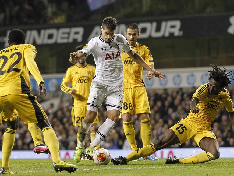 Erik Lamela in Europa League action
