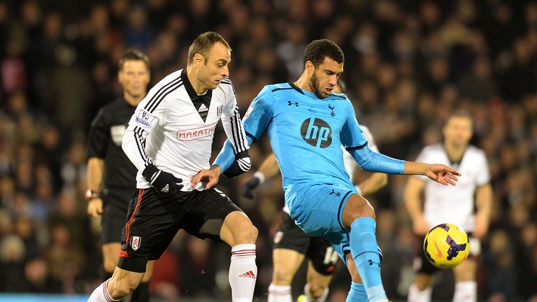 Dimitar Berbatov and Etienne Capoue: Battle for the ball