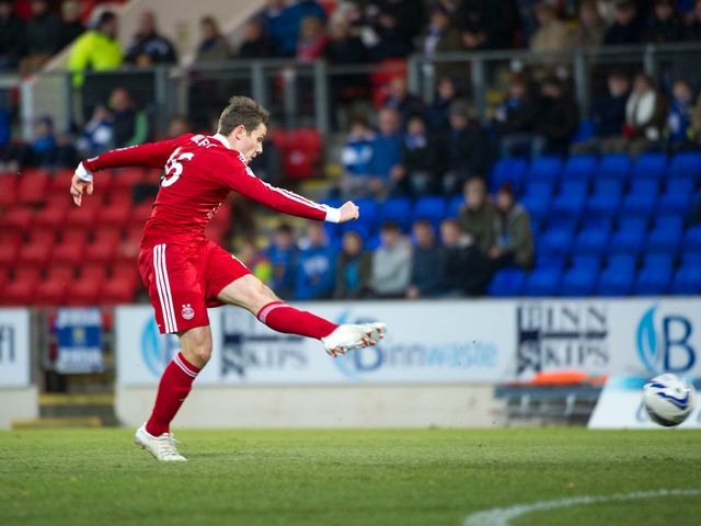 Aberdeen's Peter Pawlett shoots on goal