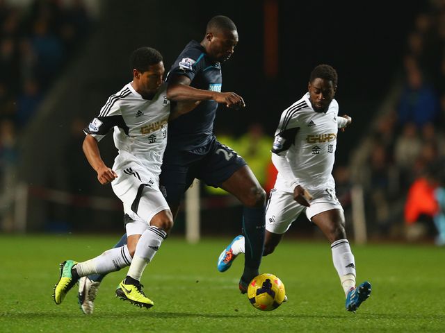Ameobi tries to get between de Guzman and Dyer
