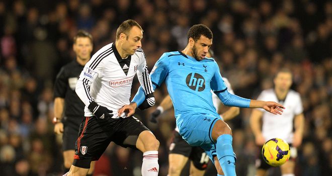 Dimitar Berbatov and Etienne Capoue: Battle for the ball