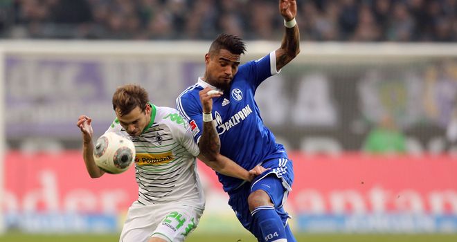 Kevin Prince Boateng of Schalke (right) and Tony Jantschke in action
