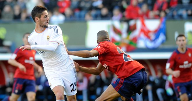 Real Madrid's midfielder Isco vies with Osasuna's Loties