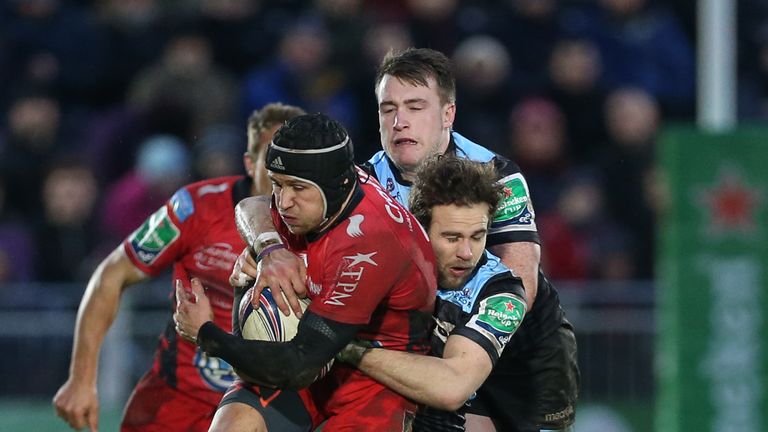 Toulon's Matt Giteau is tackled by Ruaridh Jackson and Stuart Hogg