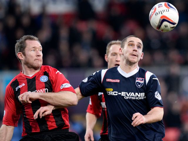 Frazer Wright (left) contests for the ball with Gary Glen