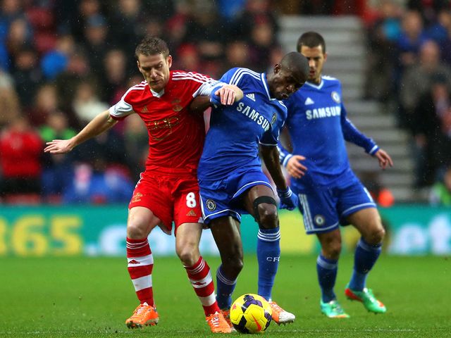 Steven Davis tangles with Ramires