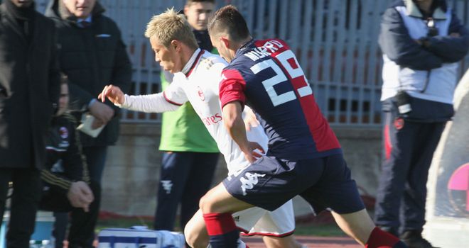 Keisuke Honda tries to make progress