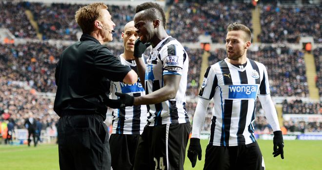 Cheick Tiote argues with referee Mike Jones after disallowed goal