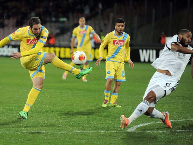 Gonzalo Higuain can't make contact with this shot