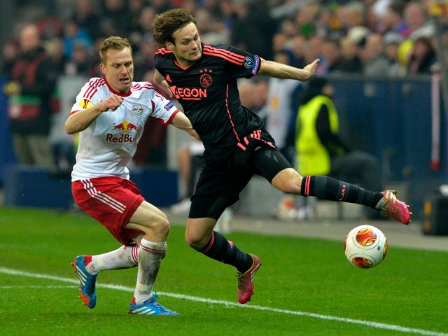 Daley Blind tries to keep the ball in play
