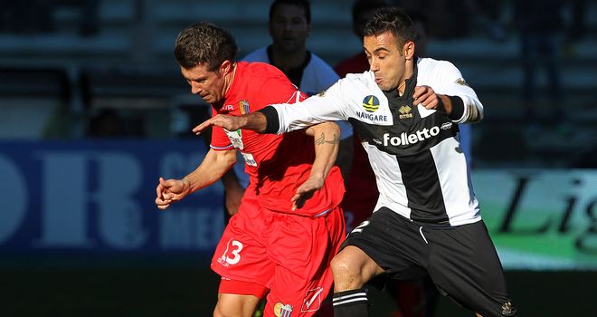 Mariano Julio Izco competes for the ball with Marco Marchionni