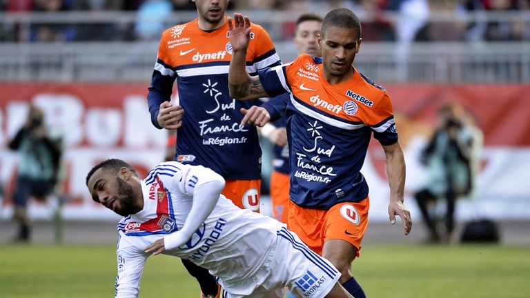 Alexandre Lacazette falls over