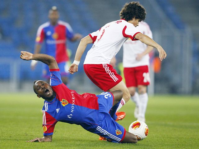 Giovanni Sio vies with Red Bull Salzburg's Andre Ramalho