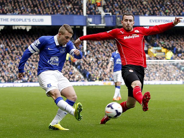 Deulofeu looks to cross the ball under pressure from Mutch
