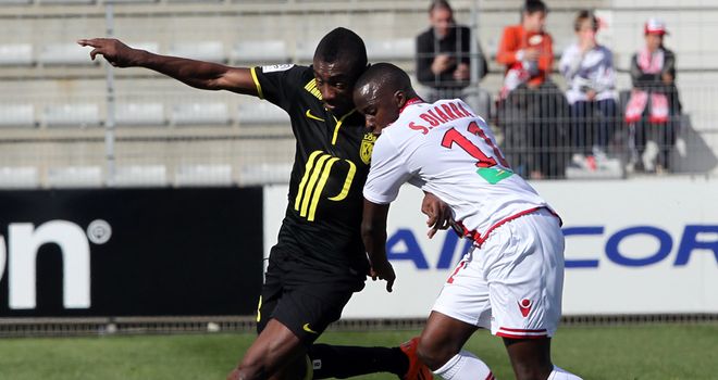 Salomon Kalou vies with Franco Malian