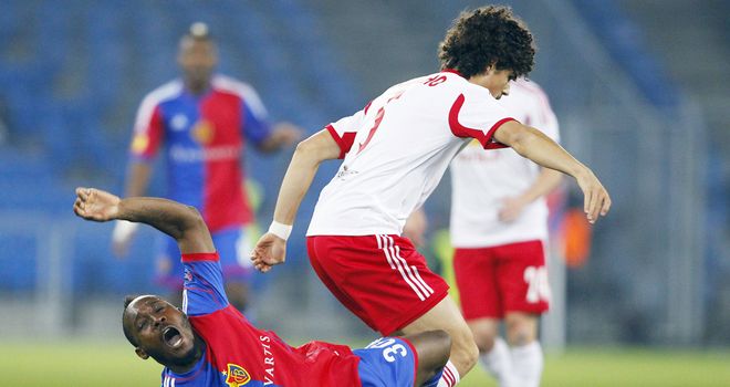 Giovanni Sio (l): Tussles for the ball