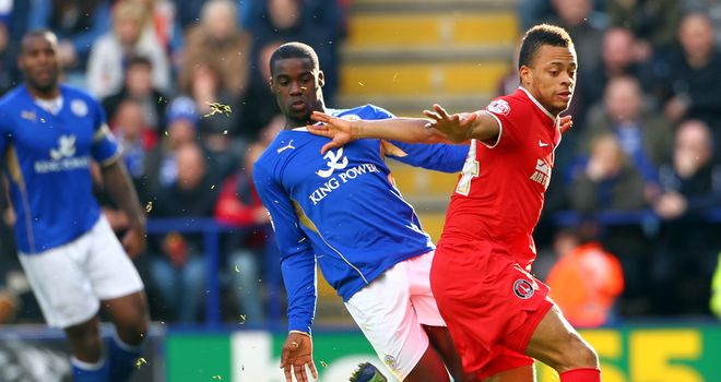 Jordan Cousins: Battles for possession with Jeffrey Schlupp
