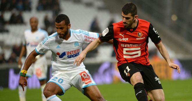 Alaixys Romao vies with Nelson Oliveira