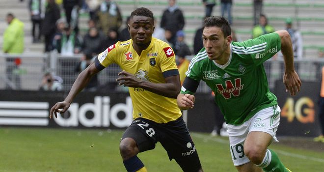 Nathan Sinkala chases down Mevlut Erding