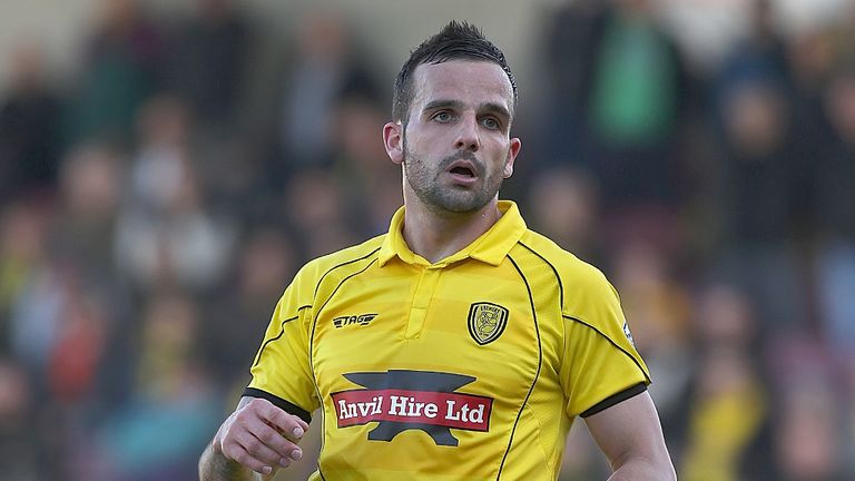 Robbie Weir: Signs new deal