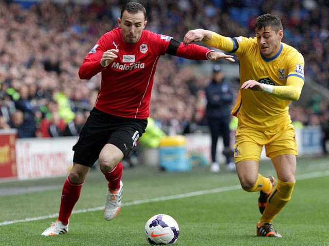 Jordon Mutch races Joel Ward
