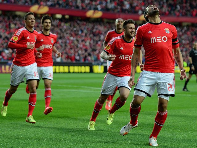 Ezequiel Garay celebrates his opener for Benfica