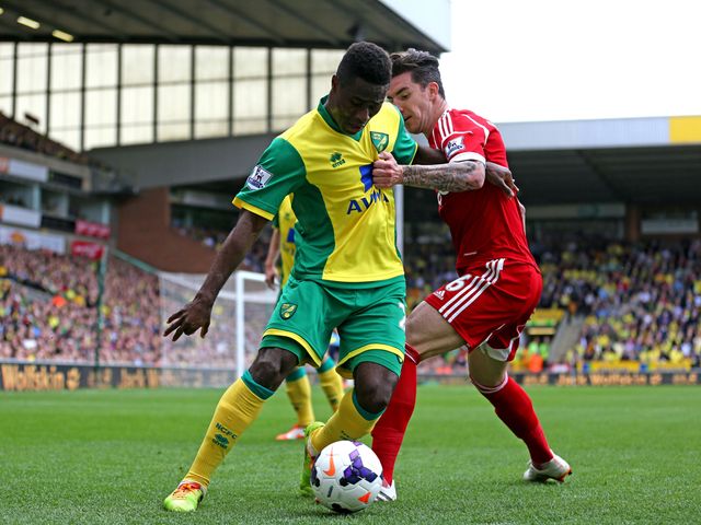 Alex Tettey stays away from Liam Ridgewell