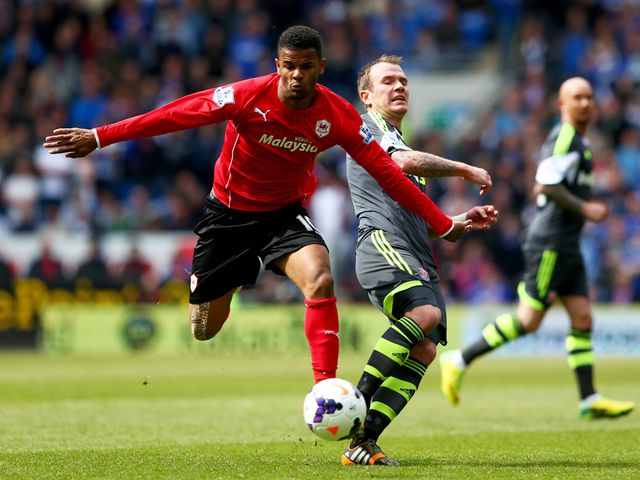 Fraizer Campbell evades Glenn Whelan