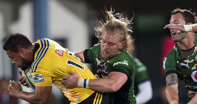 Dewald Potgieter (centre), in action against the Hurricanes