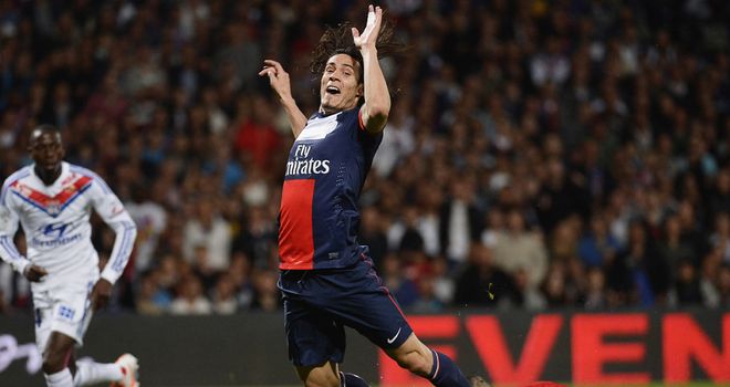 Edinson Cavani falls over