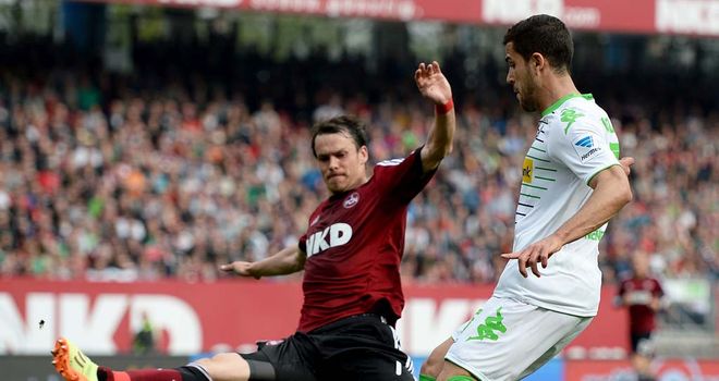 Markus Feulner challenges Alvaro Dominguez