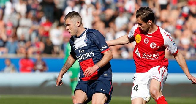 Jeremy Menez holds off Grzegorz Krychowiak