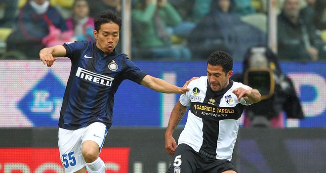 Yuto Nagatomo keeps track of Walter Gargano