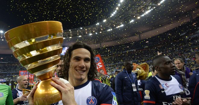 Edinson Cavani: Celebrates with the trophy