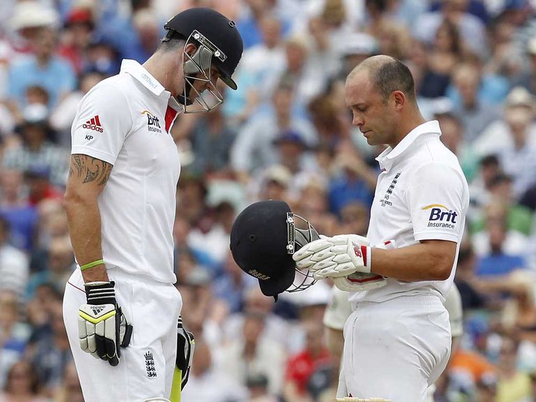Pietersen (l) says he told Trott to 'calm down'