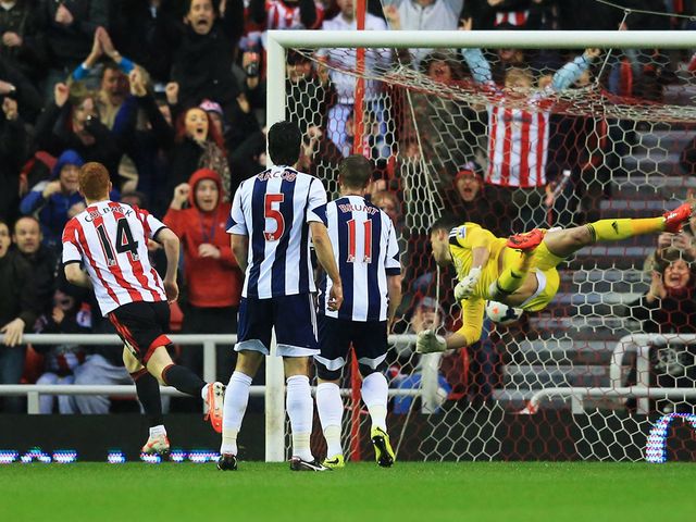 Jack Colback of Sunderland scores