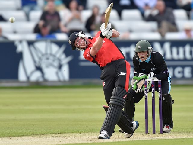 Durham's Paul Collingwood smashed 62 off 38 balls