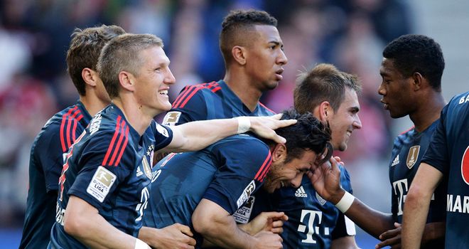 Claudio Pizarro celebrates his goal