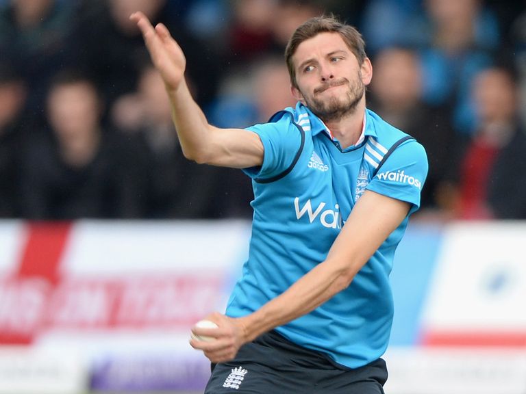 Harry Gurney: England bowler signs three-year Notts deal