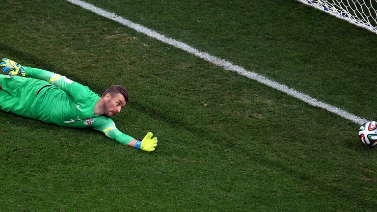 Stipe Pletikosa cannot keep out Neymar's equaliser