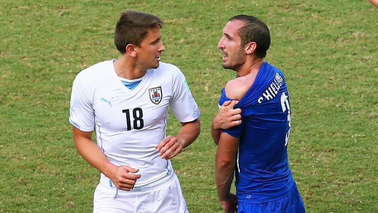 Giorgio Chiellini: Tries to show the ref the puncture marks on his shoulder